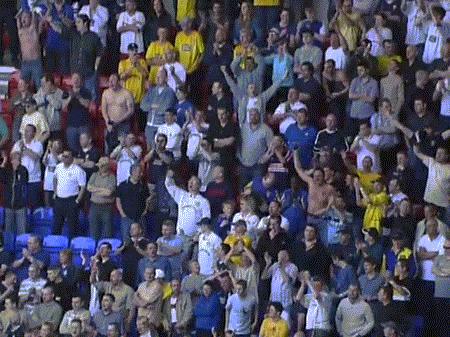 我们离百年俱乐部有多远？16年前利兹联降级时，球迷是这么做的