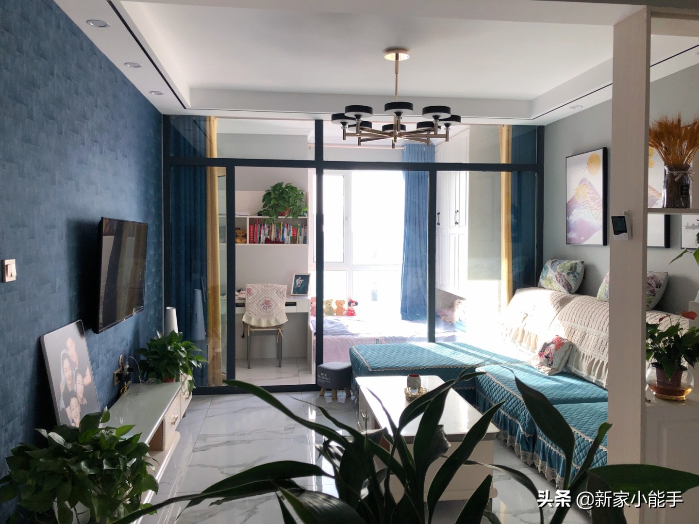 阳台一端打榻榻米,阳台隔一间房子做榻榻米