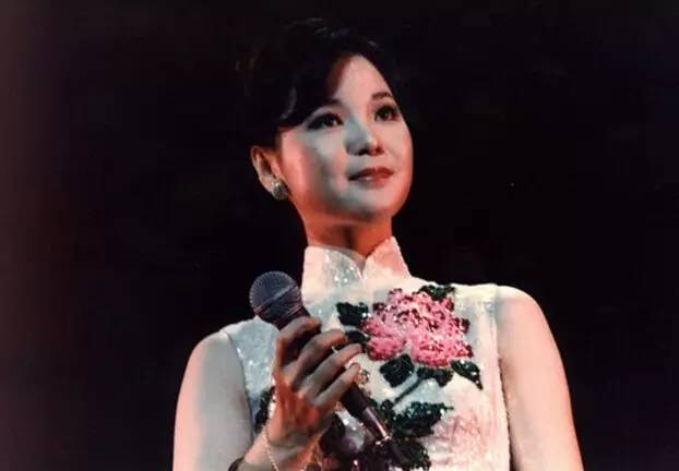 邓丽君旗袍经典,邓丽君穿她最喜欢的桃红色旗袍