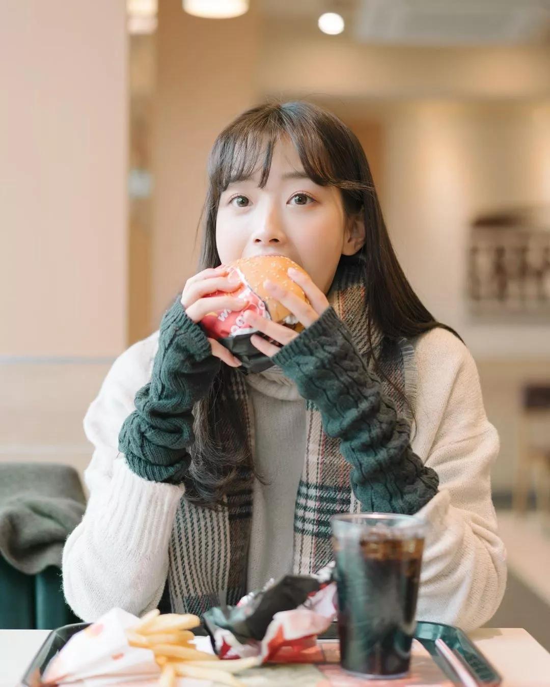 素颜比化妆好看怎么回事,素颜比化妆好看的女生