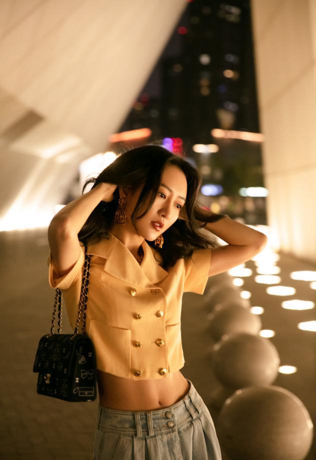 王鸥深蓝工装裤,王鸥穿灰色内搭