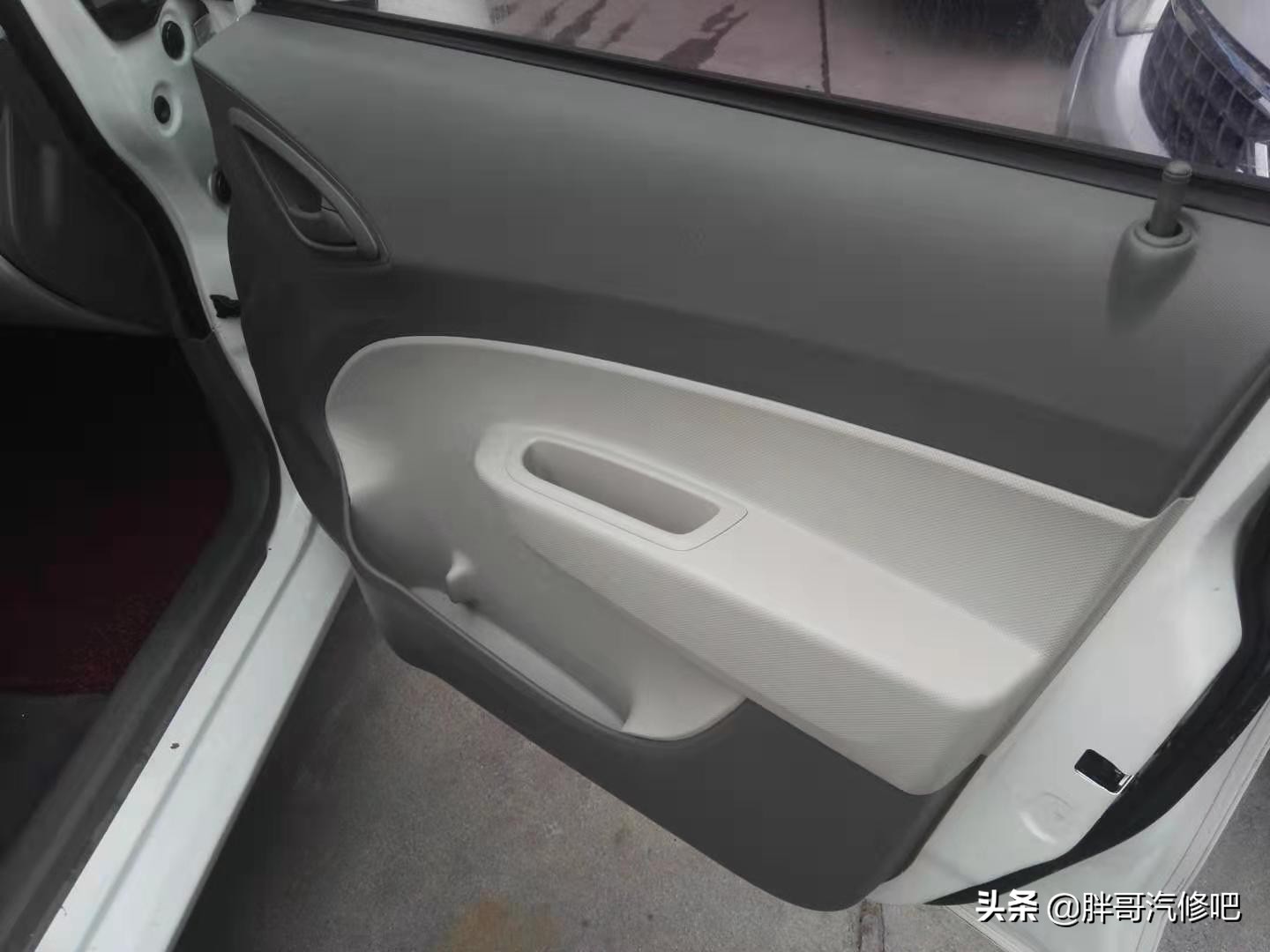 胖哥2万大洋刚收的合资三厢小车，国庆假日开着出去玩一玩