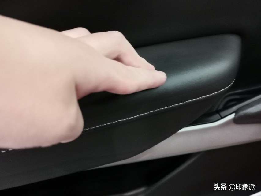 大黄蜂跑车科迈罗敞篷版高配,科迈罗大黄蜂敞篷版噪音大吗