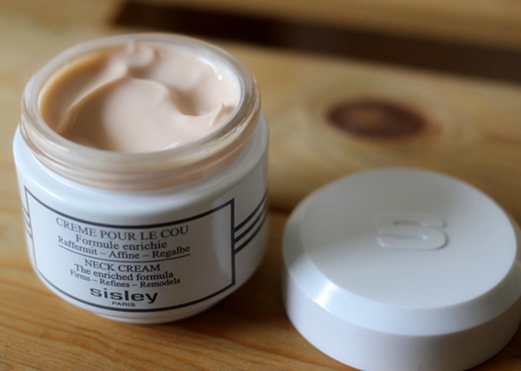 一条颈纹老十岁教你一招淡化,年度最佳颈纹霜