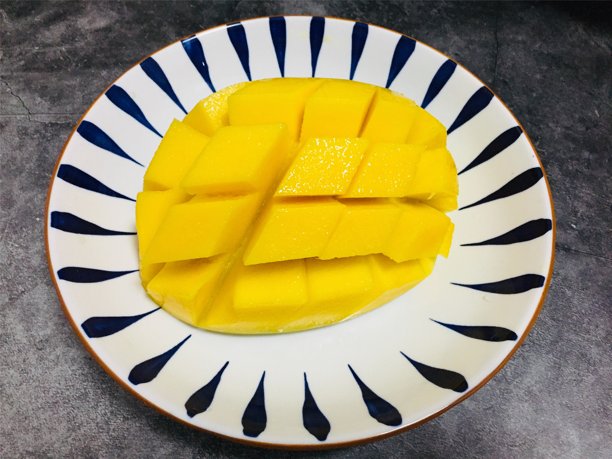 芒果最简单的切法是什么,怎样切芒果才是最正确的切法