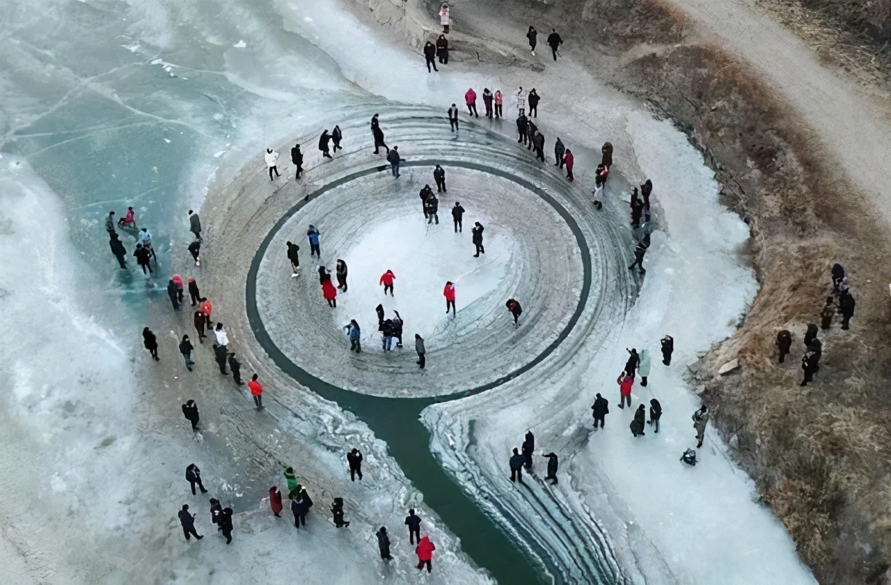 漠河湖被冻成冰的瞬间,漠河冰雾形成