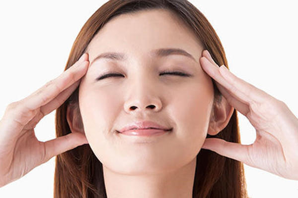 下眼角皱纹怎么消除简单方法,如何去眼角皱纹最有效的方法