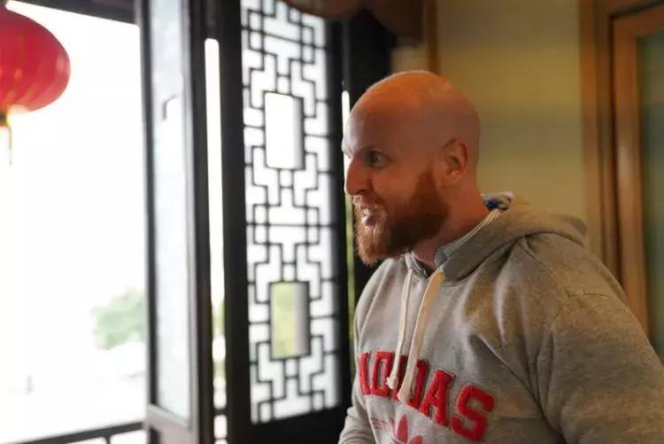 外国教练来中国教小孩踢球,长着外国脸