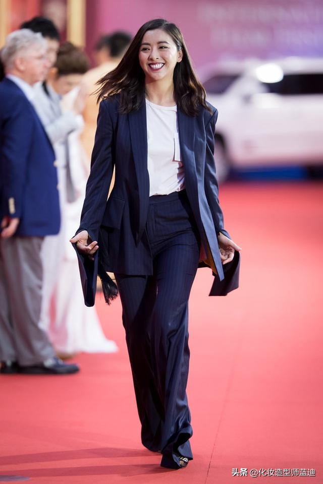 黄小蕾西装照片,黄小蕾穿西装视频