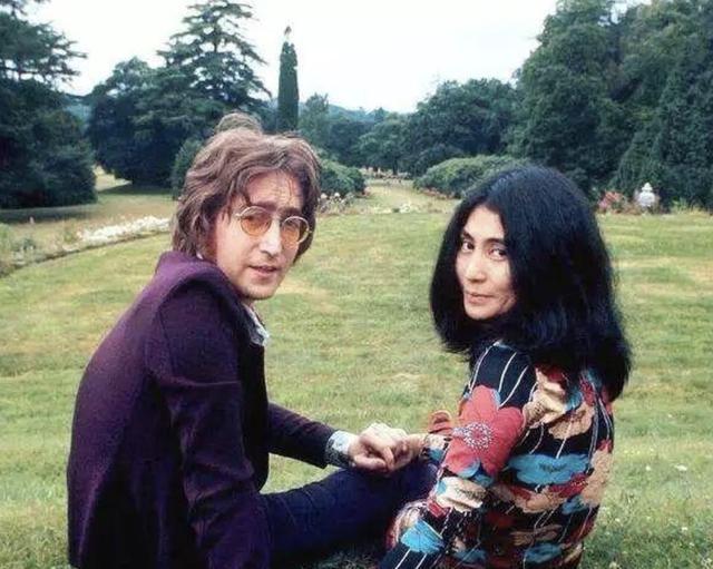 她跪于剪刀前，任由观众剪碎她身上的衣服，期间无一人停手