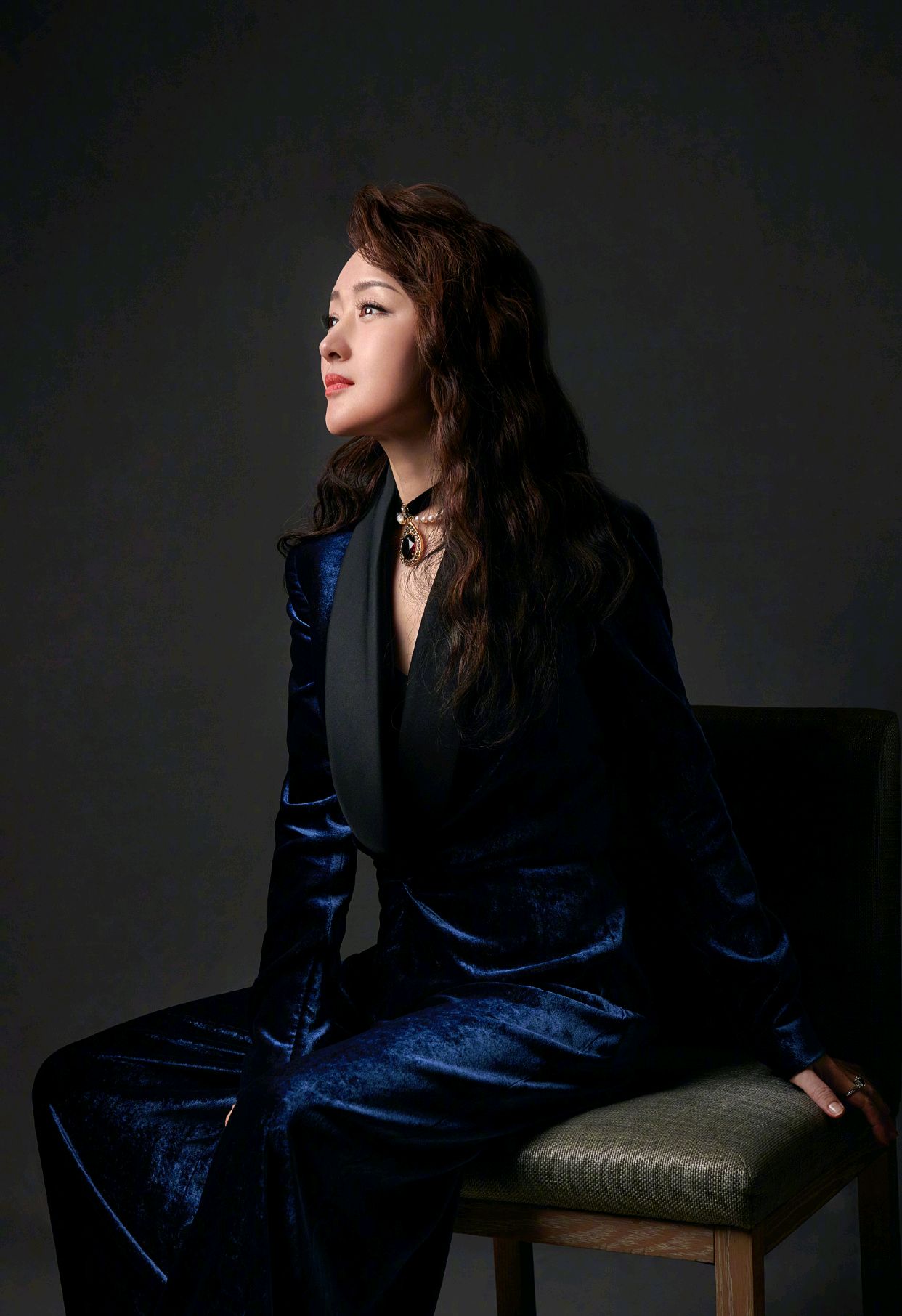 49岁的杨钰莹很有气质,杨钰莹一袭黄色连衣裙优雅温柔