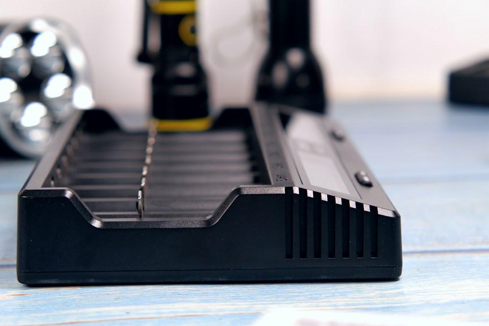 要痛痛快快地玩,就得配上这个8槽充电器才行