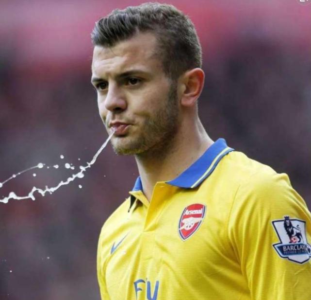 为什么足球运动员喝了水要吐,足球运动员为什么不能喝碳酸饮料