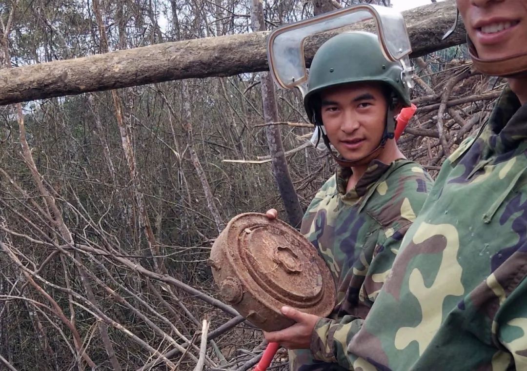 这里是边境的“地雷村”，足球场大的地方扫雷大队每天都会发现几百枚爆炸物！