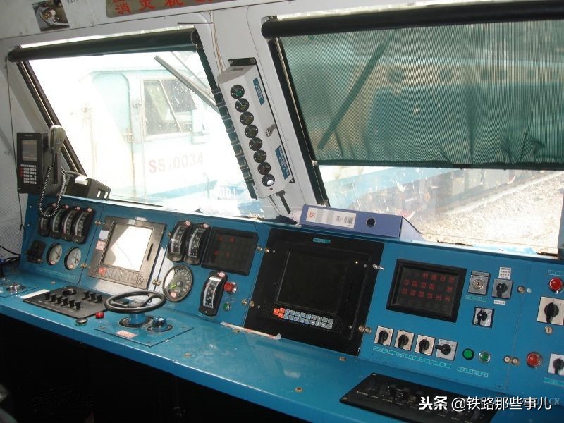 韶山ss9型电力机车夜晚进站,韶山SS9型准高速电力机车