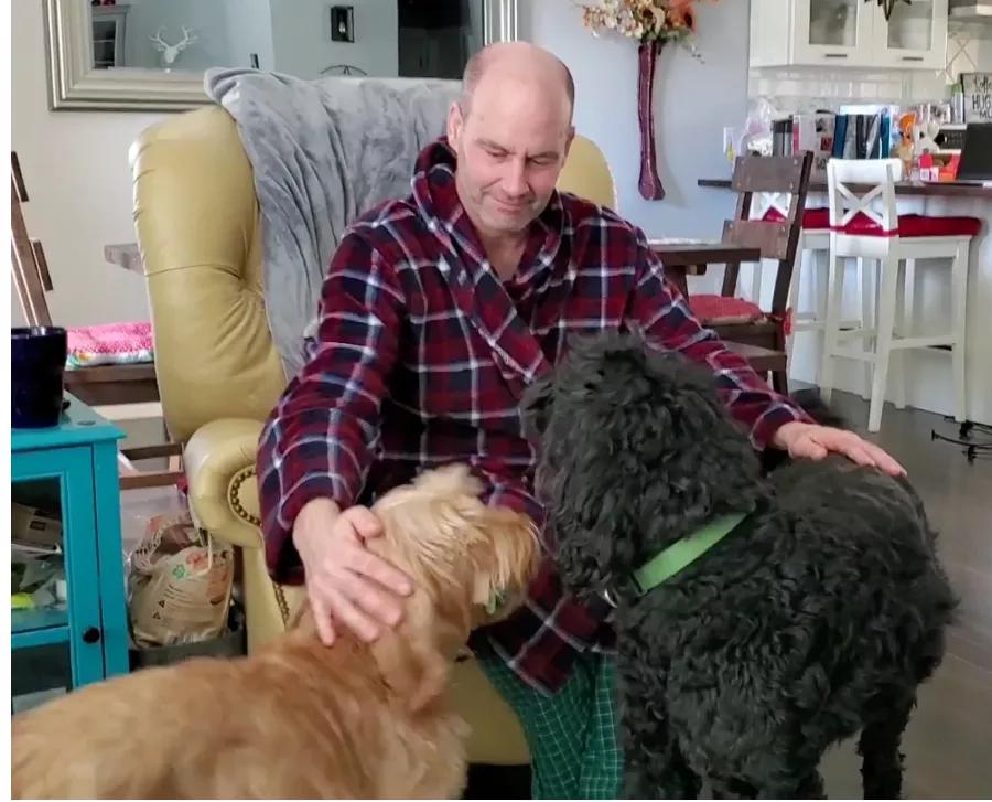 BC妈妈撑不住了！丈夫进ICU，儿子锁卧室，每天疯狂消毒全家……