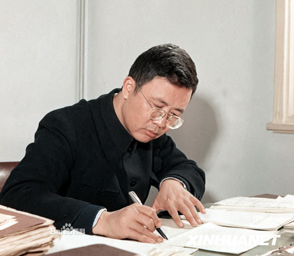 他是个神童13岁就考上了清华大学,他15岁考入北大19岁成为大学教师