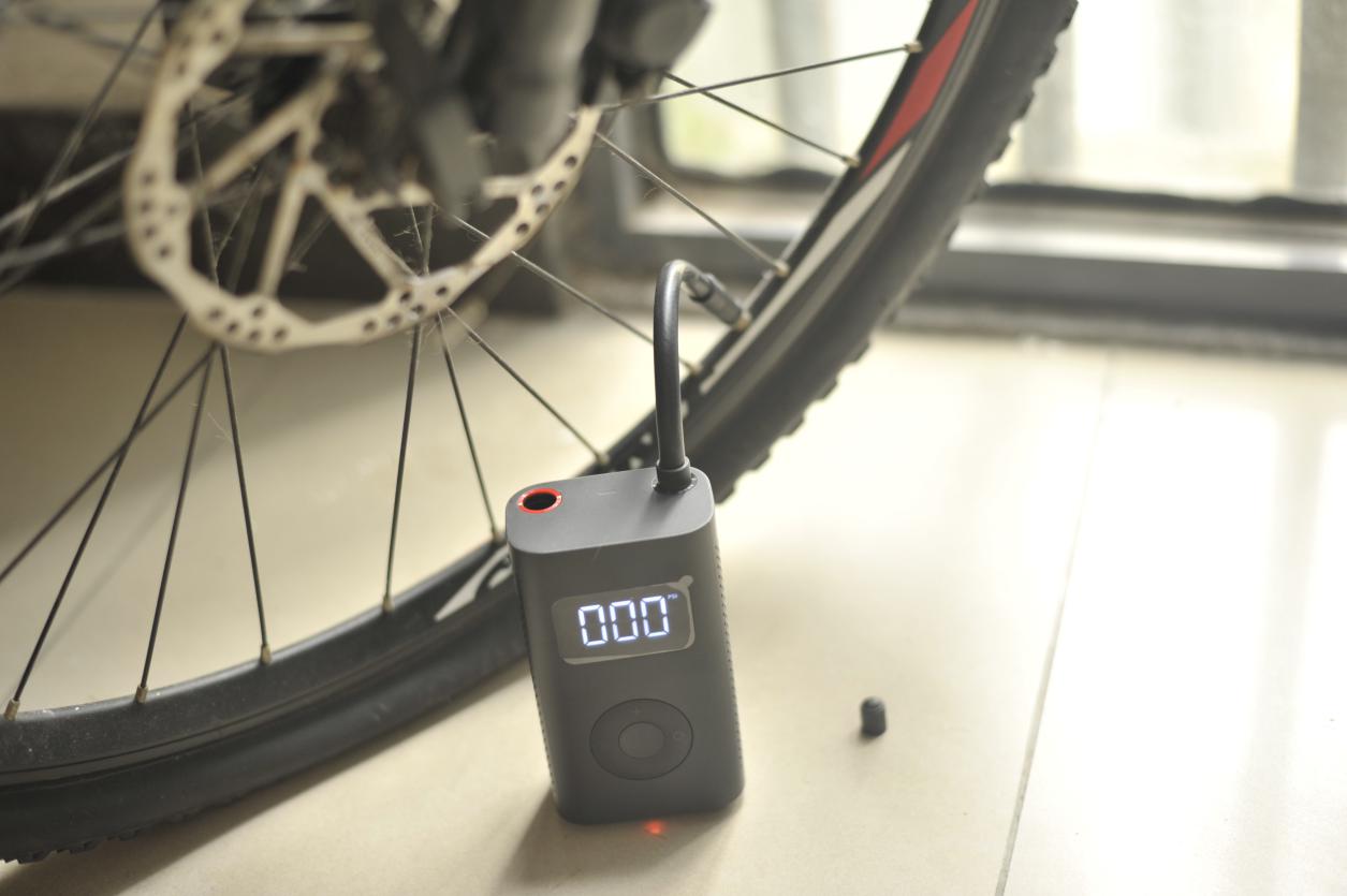 有车一族的新式*器武**，米家新推内置电池，不需另外接电的充气宝