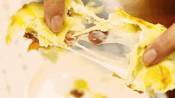 吴昕现身薇娅直播间，蛋黄酥吃的津津有味，上架3分钟狂卖6400枚