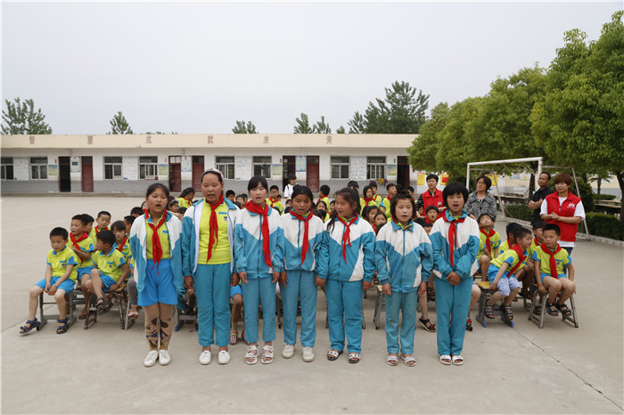 六一儿童节献爱心慰问活动,关爱困境儿童六一慰问暖童心