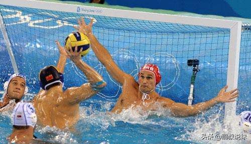 有这么一个国家，1000万人，三大球（女排除外）甩中国几条大街