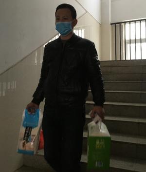 【隔离区·守护】给陌生女子买卫生巾 他说还挺不好意思的