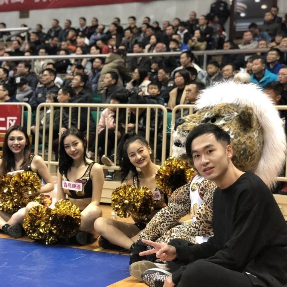 都是史上第一位男啦啦队成员，中*男美**队员各自想表达什么？