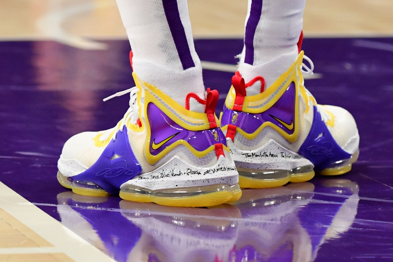 一周打三次球外场篮球鞋耐克,阿迪达斯一周鞋