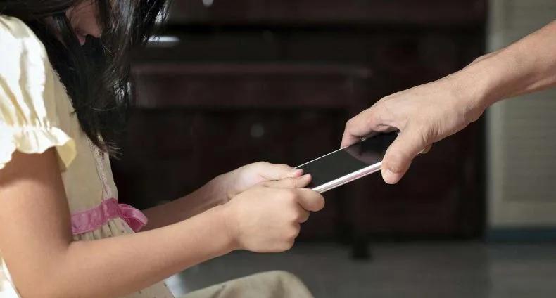 孩子网课看手机要怎么教育 (如何让孩子使用手机和网课)