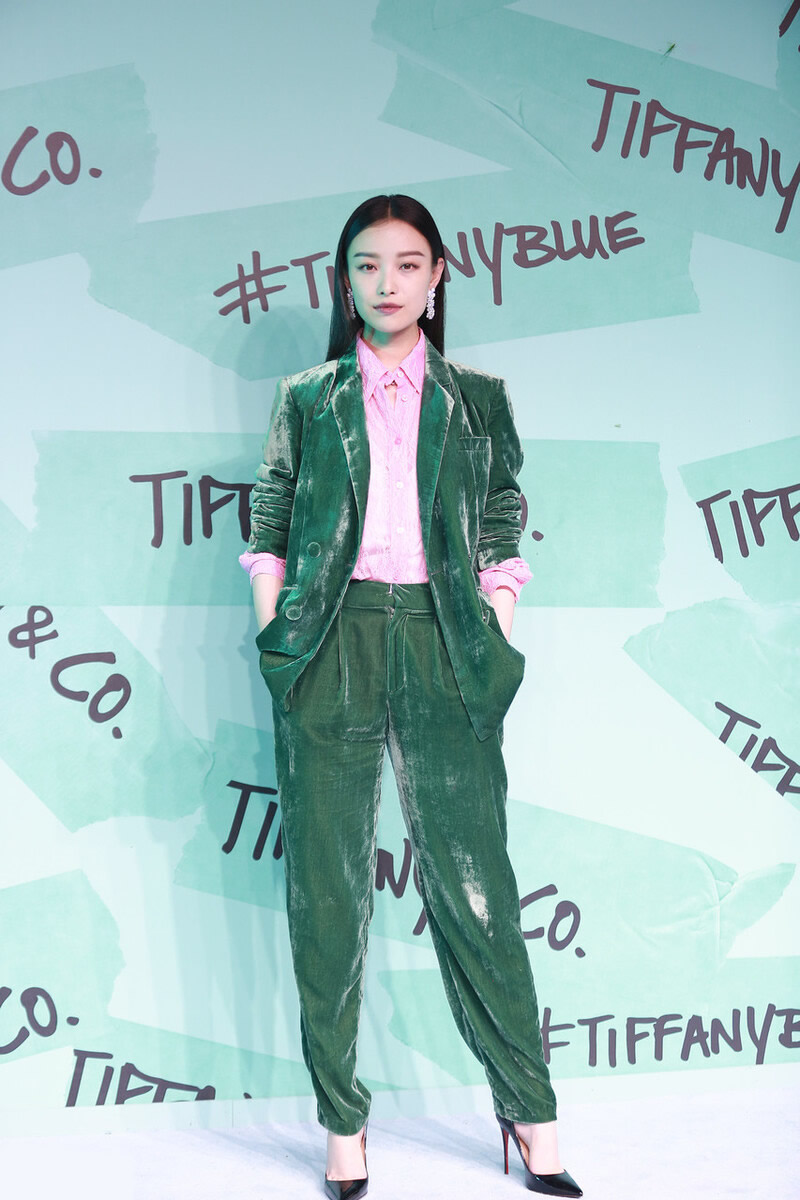 墨绿色上衣搭什么颜色的裤子好看,墨绿色上衣配什么色的裤子好看