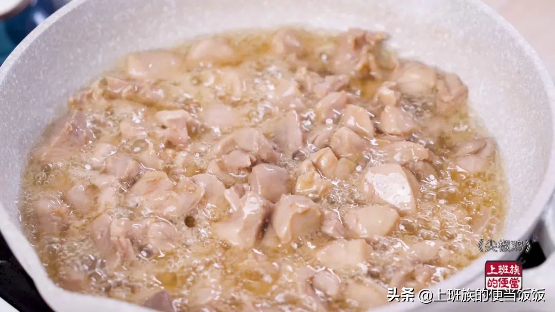 烧鸡公的鸡肉怎么做的那么入味,鸡肉最好吃的做法香辣