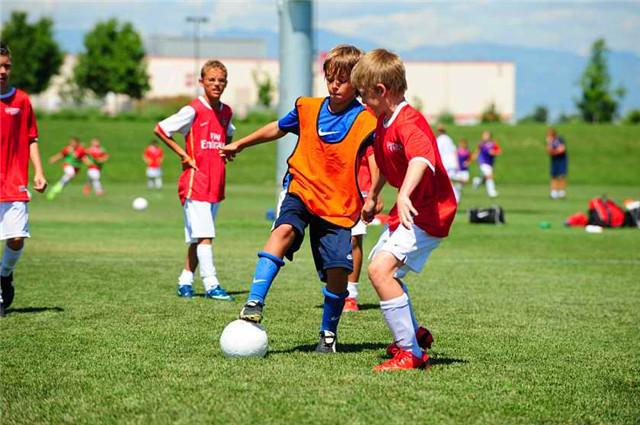 5岁开始踢球,5岁天才踢球