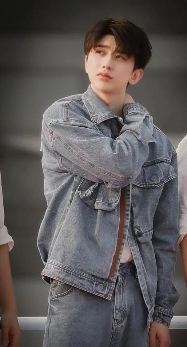 蔡徐坤活动牛仔衣,蔡徐坤牛仔外套最新照片