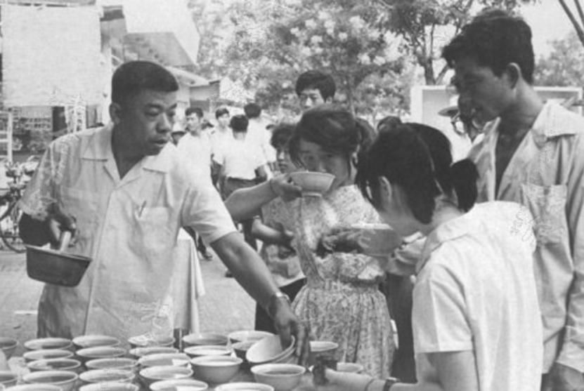 1979年改革，没钱发展怎么办？邓公请5位大佬涮羊肉，点将荣毅仁