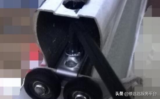 阳台推拉门推不动可以上油吗,阳台推拉门推不动怎么解决