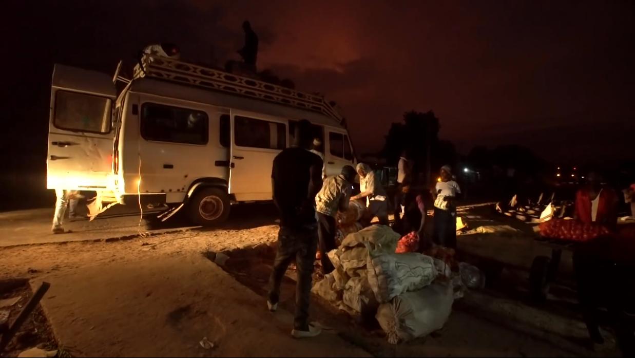 非洲小哥淘来法国二手车开出租，280公里只要47元，但要开12小时