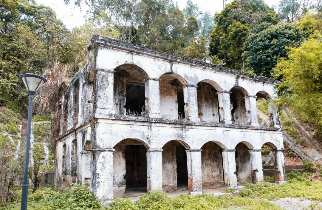 重庆轻轨10号线,10号线有什么玩的