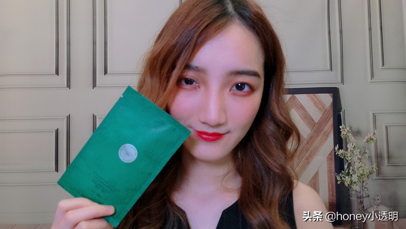 女子敷面膜20分钟,女子连续敷五片面膜