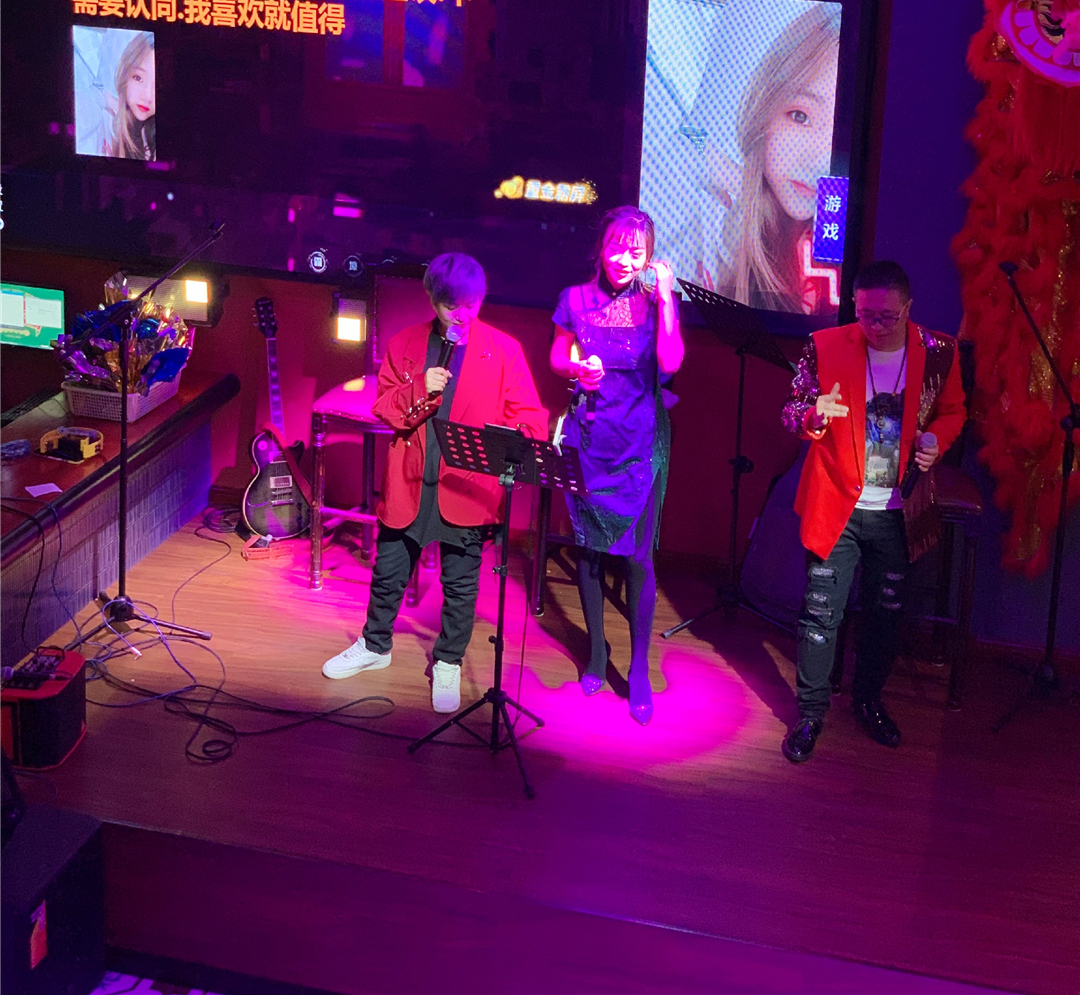 长春桂林路有家电影《叶问》同款火锅酒馆，楼里面有座“香港城”