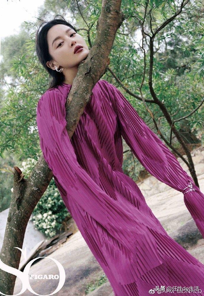 辛芷蕾穿金色亮片,辛芷蕾日常穿搭发型