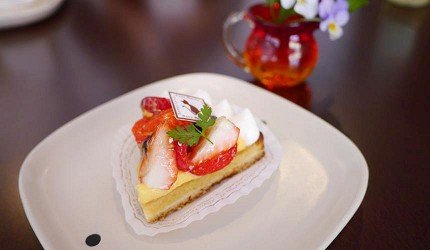 在阿尔卑斯山下一个中餐馆吃午饭,在阿尔卑斯山的悬崖喝杯咖啡