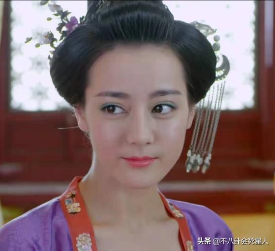 迪丽热巴靠颜值撑起来的造型,迪丽热巴刚出道与现在的对比照