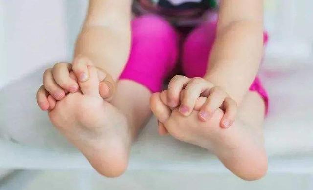 孩子不爱穿鞋子的原因,小孩不爱穿鞋子是怎么回事