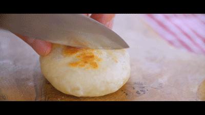 在家也可以做出酥脆的绿豆饼了,在家自制酥皮冰绿豆饼不用烤箱