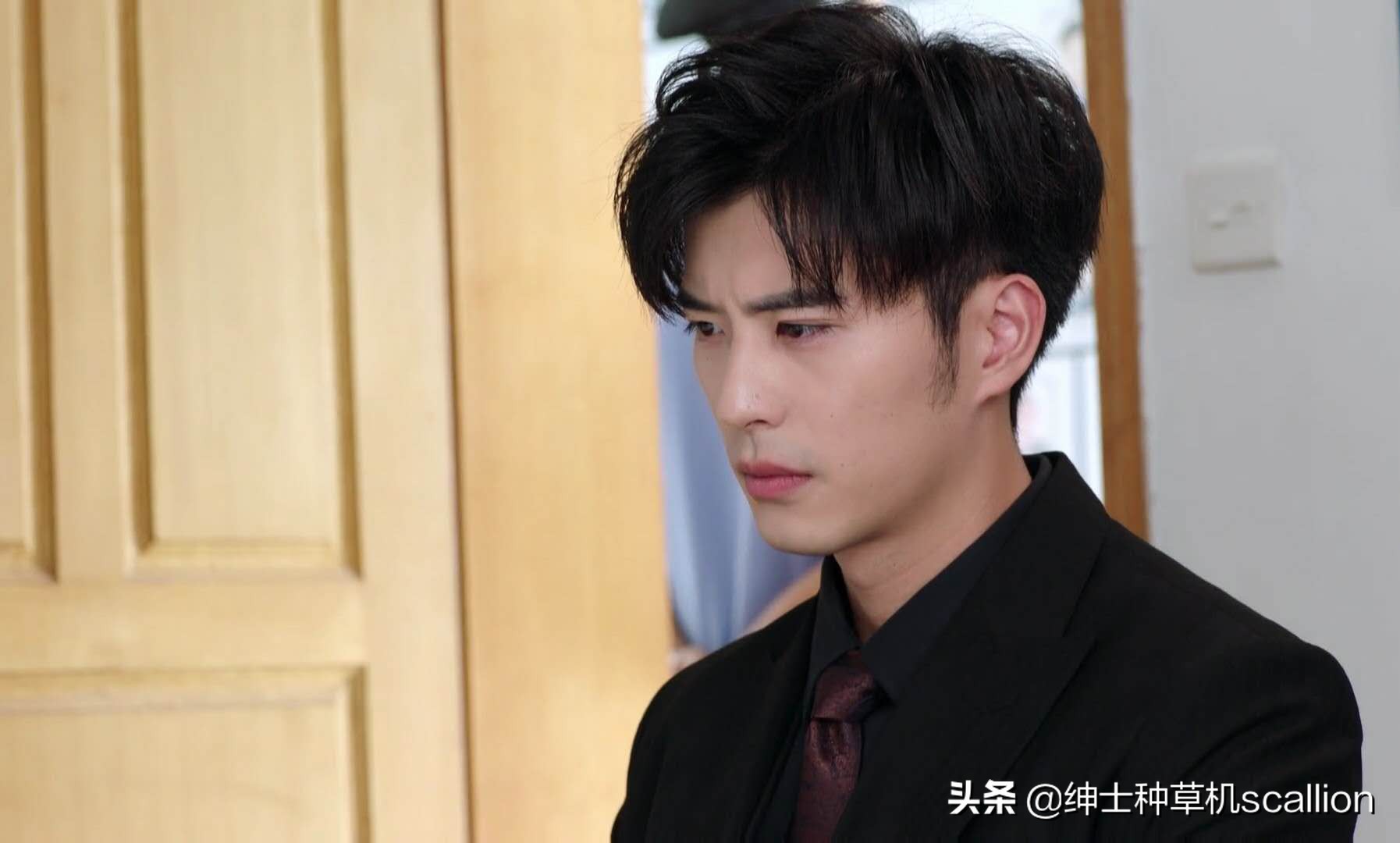 从影视剧看穿搭十一：万能的色调、高贵的象征——黑色衬衫