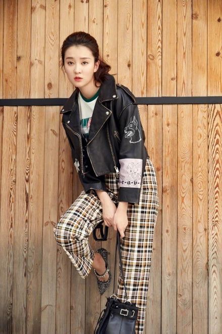 ​张钧甯挑战皮衣诱惑赶时髦！连衣裙套装+红唇实力扮酷，抢风头