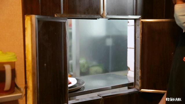 这店，客人提行李箱去吃