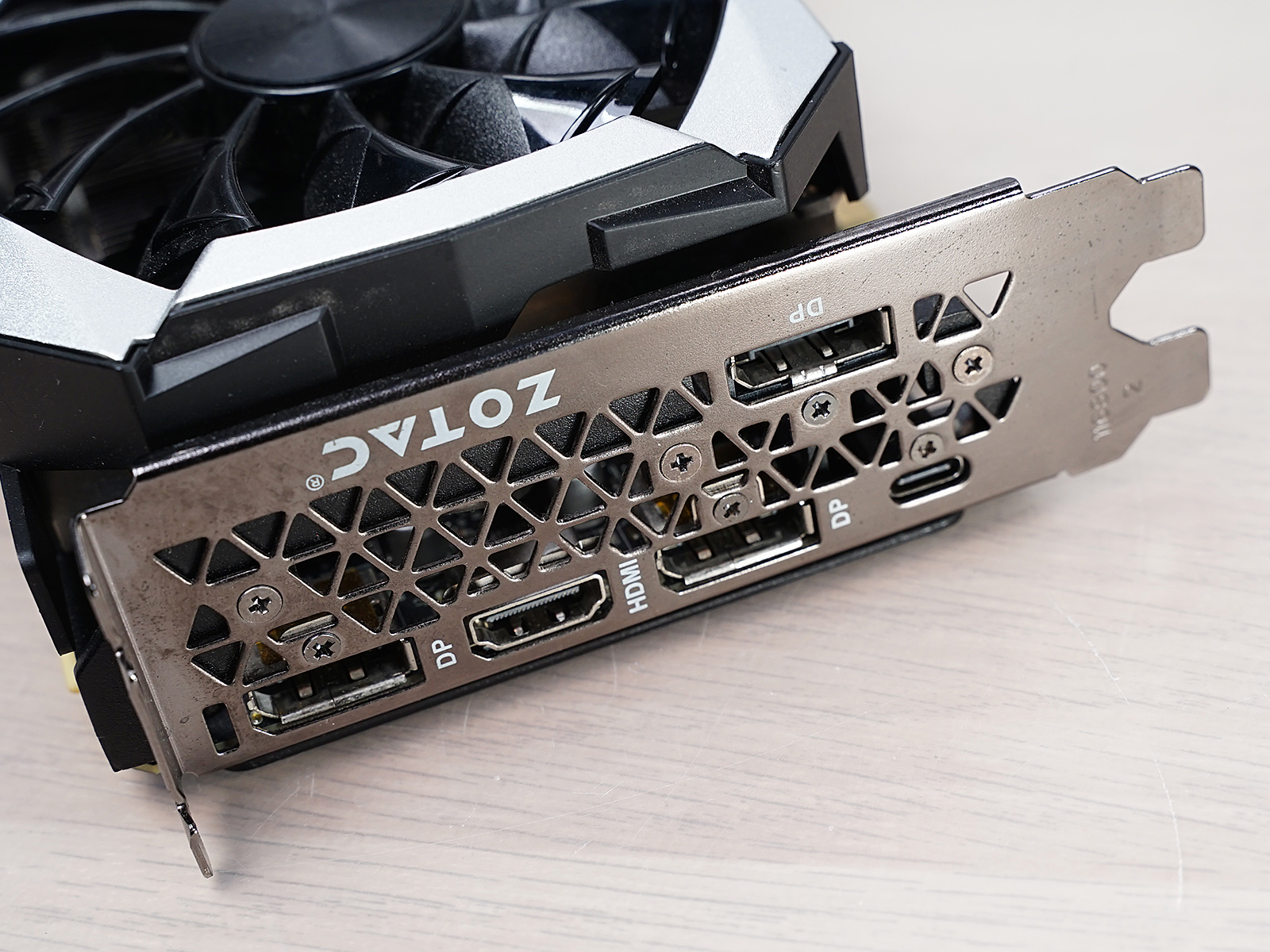 秀桌面：送老婆RGB全家桶PC，钱都花在光效上的感觉真棒