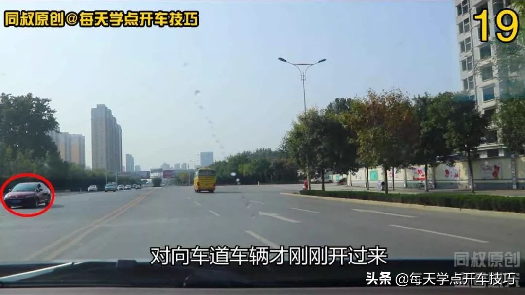 丁字路口直行为黄灯怎样通过,十字路口右转黄灯一直闪可以通过