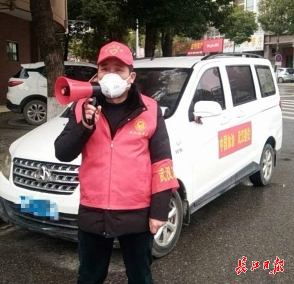 租面包车服务居民，这个志愿者来自苏州